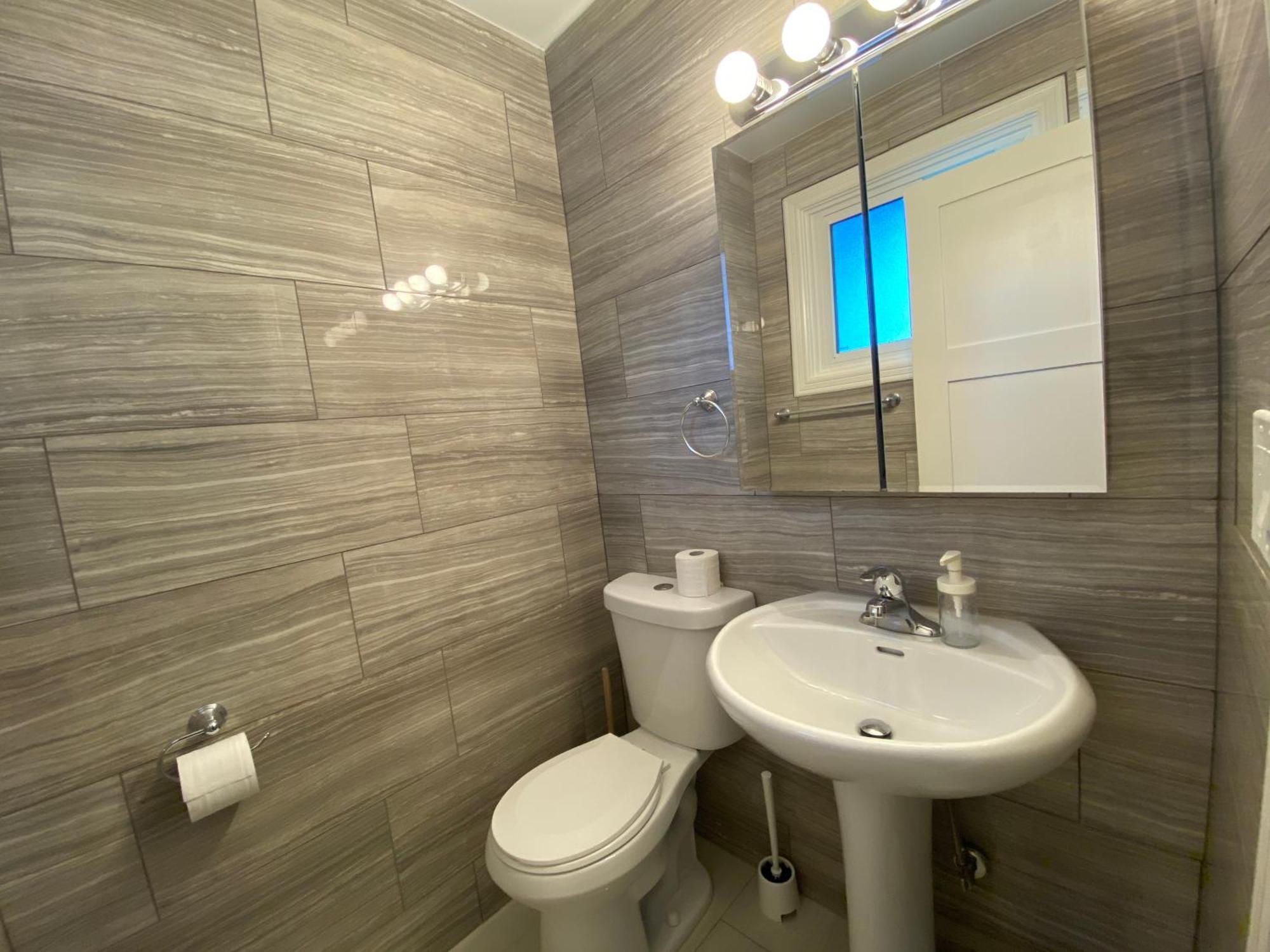 Homestay Yonge And Finch Subway !o Cozy & Modern Private Bdr With Private Half Bathroom